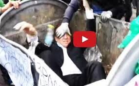 Il video che sta facendo il giro del mondo. Parlamentare gettato in un cassonetto (VIDEO)